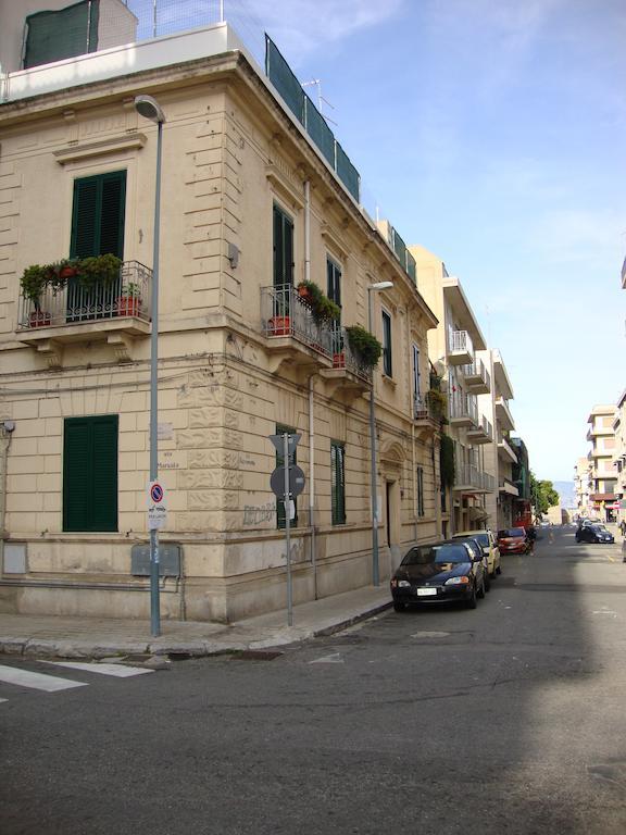 La Maison Des Livres Reggio di Calabria Exterior foto