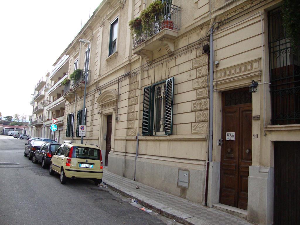 La Maison Des Livres Reggio di Calabria Exterior foto